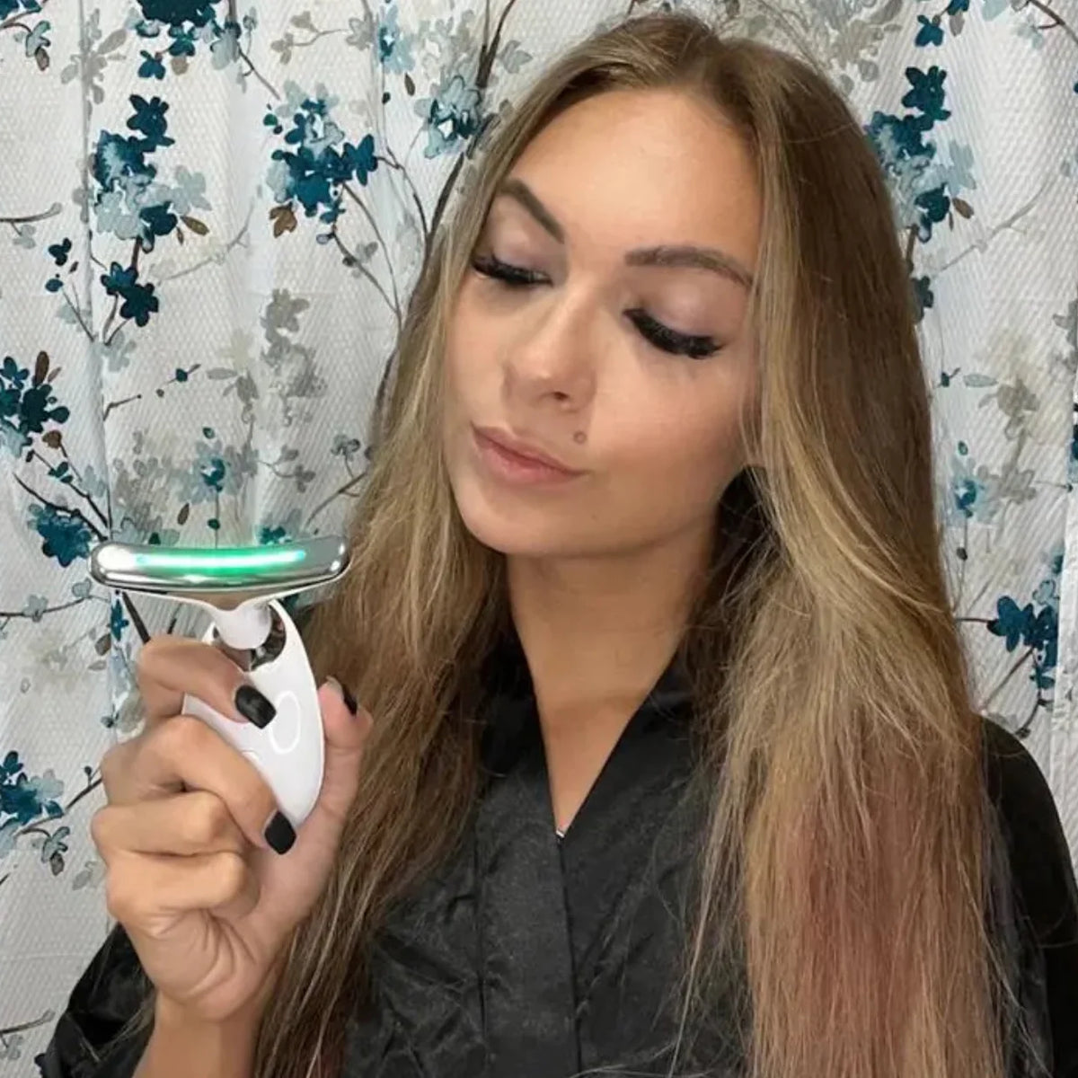 Wavy Chic Beauty Facial Massager, 7 Color Wavy Acne Beauty Microcurrent Facial Device Skin Firming for Face Neck Beauty Device,